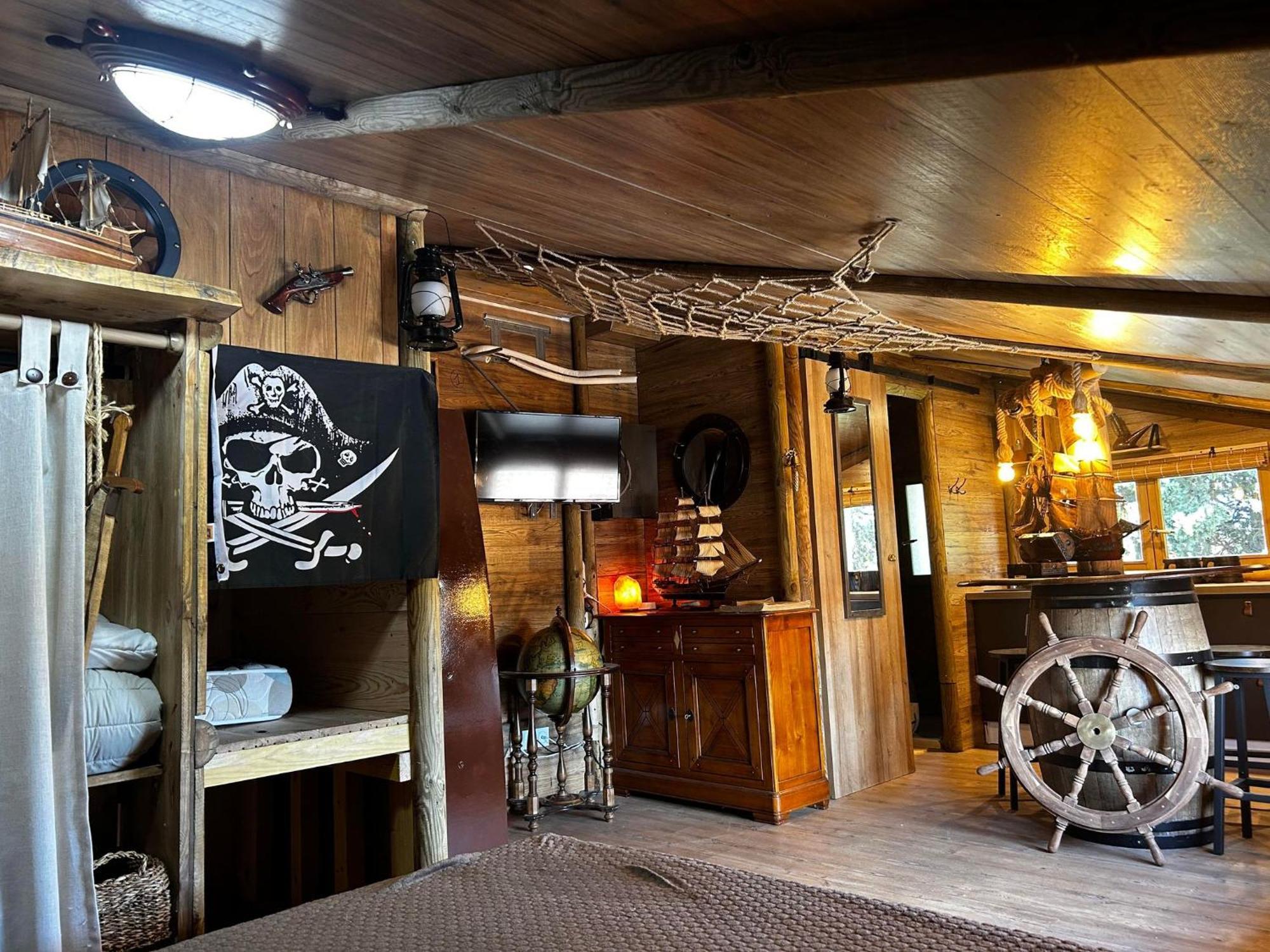 Les Chambres De Paulette Chambres A Theme Jack Sparrow Сент-Мари-ла-Мер Экстерьер фото
